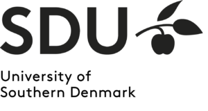Logo uniwersytetu południowej Danii. Przedstawia akronim nazwy uniwersytetu, czarny napis na białym tle SDU, obok zaś czarna gałązka z jabłkiem.