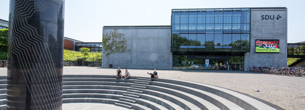 Obrazek przedstawia budynek uniwersytetu południowej Danii.